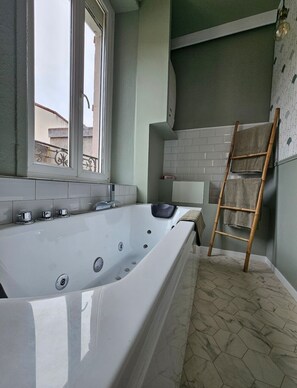 Jetted tub, free toiletries, hair dryer, towels