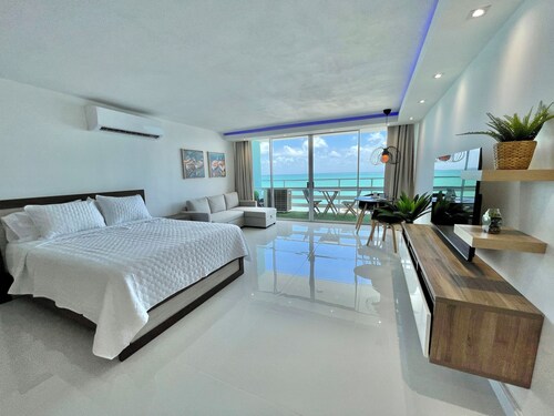 Breathtaking Oceanfront Studio