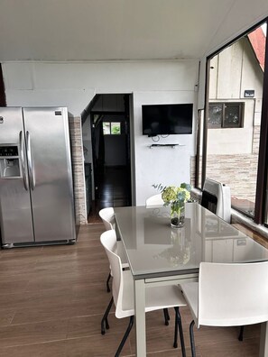 Dining - Cozy cabin surrounded by nature with breathtaking views for total relaxation (Heredia Province)