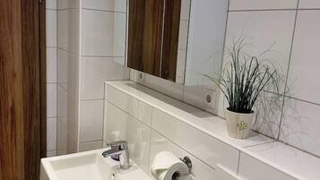 Bruser, hårtørrer, håndklæder, Sæbe