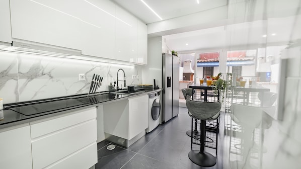 Micro-ondes, four, plaque de cuisson, lave-vaisselle