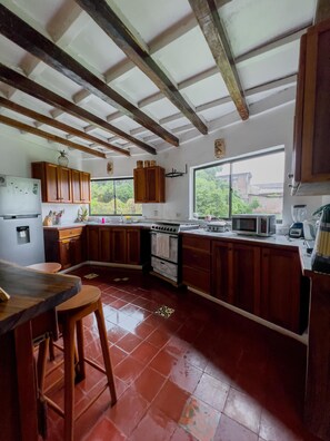 冷蔵庫、電子レンジ、オーブン、コンロ