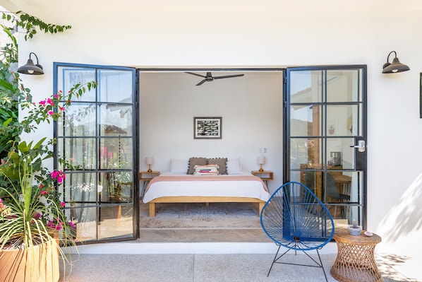 Room - King Bed, A/C, Fast WiFi, Saltwater Pool, 12 minute walk to beach - "Luna" (San Francisco)