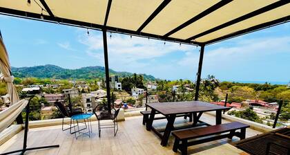 King Bed, A/C, Fast WiFi, Saltwater Pool, 12 minute walk to beach - "Luna"