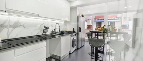 Een koelkast, een magnetron, een oven, een kookplaat