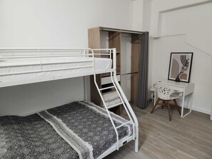 2 bedrooms, WiFi, bed sheets - Family apartment with private garden and terrace 10 minutes from the metro and RER station. (Noisy-le-Sec)
