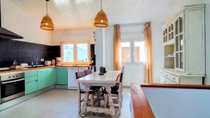 Jääkaappi, uuni, astianpesukone, kahvin-/teenkeitin