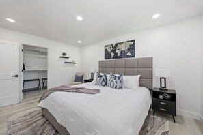 2 bedrooms, desk, travel cot, WiFi - Sleek modern design meets peaceful retreat for a comfortable stay. (Burley)