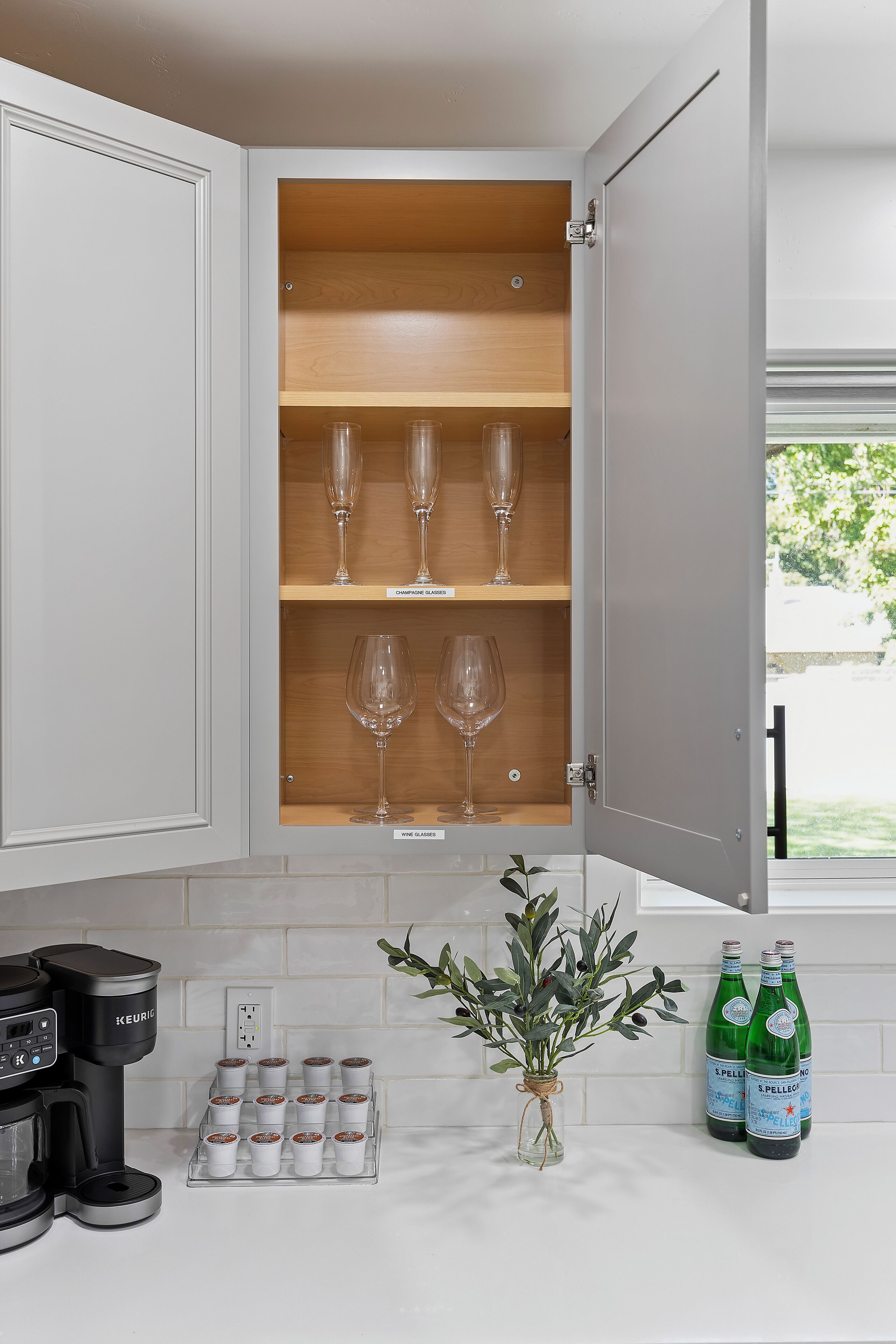In the cupboard to the left of the sink, you will find 6 champagne glasses and 8 wine glasses. Perfect
for celebrating special moments or enjoying a relaxing evening with your favorite drink.