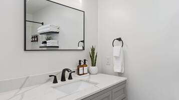 SĂšche-cheveux, serviettes fournies