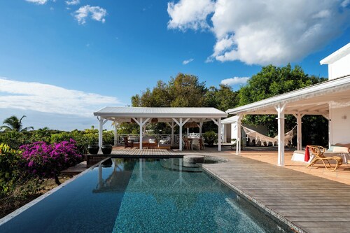 Villa Blanche with magnificent sea views and infinity pool at your disposal