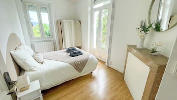 6 bedrooms, iron/ironing board, WiFi, bed sheets