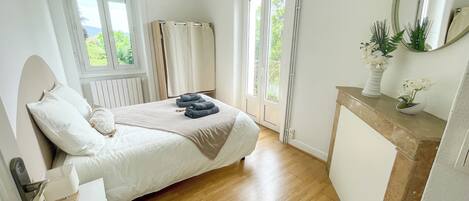 6 habitaciones, tabla de planchar con plancha, wifi y ropa de cama