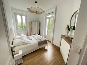 6 bedrooms, iron/ironing board, WiFi, bed sheets