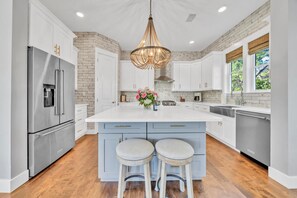 Fridge, microwave, oven, stovetop - 5-bedroom house in tranquil Inlet Beach with WiFi, Bikes, Fenced Yard, Pets! (Inlet Beach)