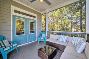 Terrace/patio - 5-bedroom house in tranquil Inlet Beach with WiFi, Bikes, Fenced Yard, Pets! (Inlet Beach)