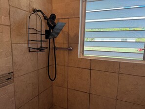 Chuveiro, secador de cabelo, toalhas de banho, sabonete