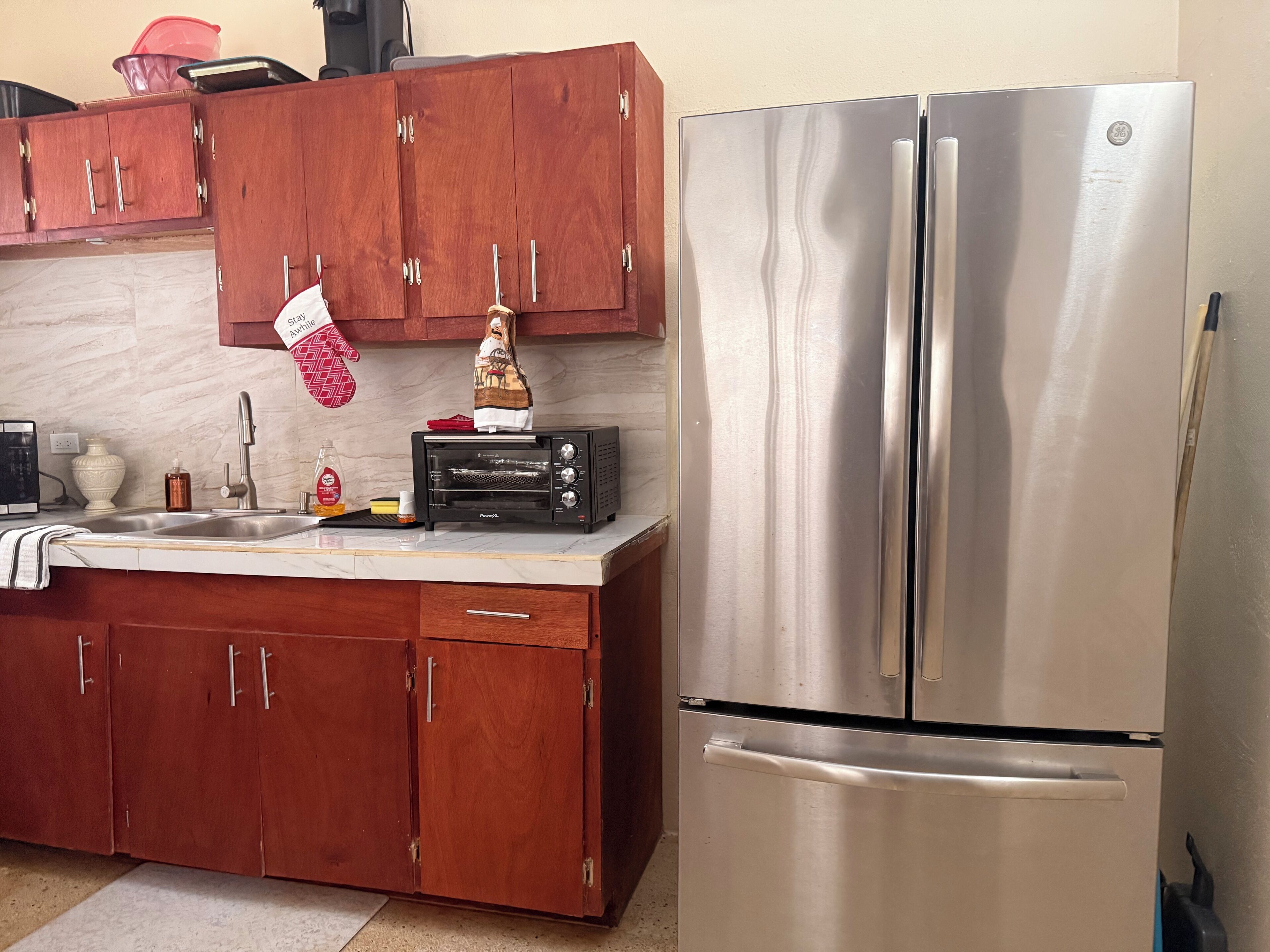 Jääkaappi, mikroaaltouuni, uuni, liesi