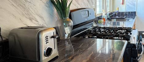 Fridge, oven, stovetop, coffee/tea maker