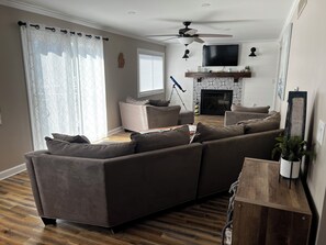 Smart-TV, Videospiele, Tischtennisplatte
