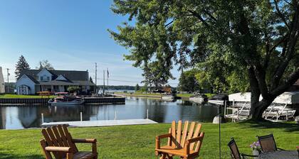 Charming 3-bedroom Lake Cottage with Dock, WiFi, & AC on enjoyable Houghton Lake