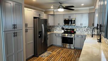 Refrigerador, microondas, horno y parrilla de estufa