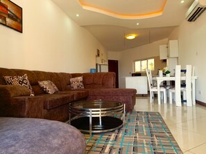 Living area - Spacious 3-bdrm Beachfront Apt in Shanzu,Mombasa with a Jaccuzzi, Bar&restaurant (Mombasa)