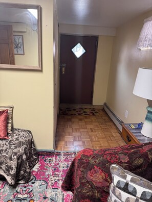 1 bedroom, iron/ironing board, WiFi, bed sheets - Fully Furnished Basement Apt with Separate Entrance in quiet neighborhood Queens (Queens)