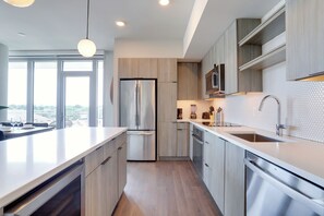 Appartement | Privékeuken | Een koffiezetapparaat/waterkoker, eettafels