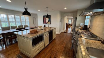 雪櫃、微波爐、焗爐、爐具