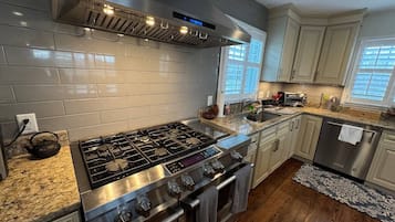 雪櫃、微波爐、焗爐、爐具