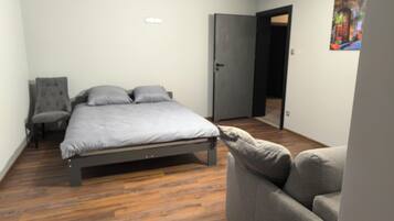 4 bedrooms, iron/ironing board, WiFi, bed sheets