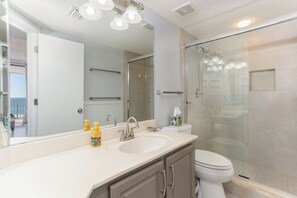 Håndklær, såpe og toalettpapir