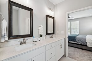 Douche, sĂšche-cheveux, serviettes fournies, savon