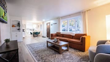 Smart TV, pebolim, livros, escritórios