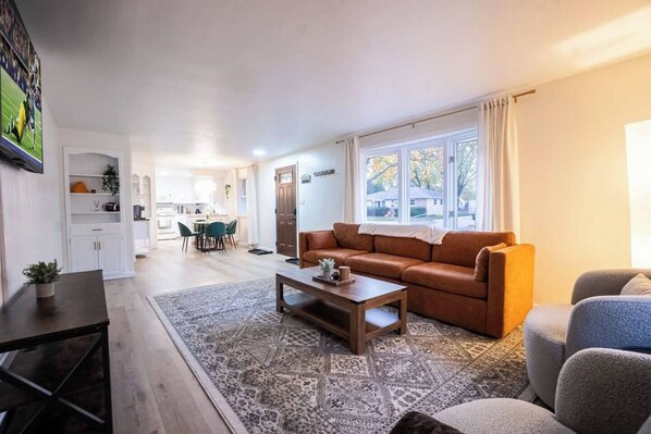 TV connectée, baby-foot, livres, espaces bureaux