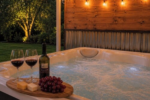 Packer Pilgrimage 2 - Hot Tub, Fire Pit, Pet Friendly+ Lambeau View