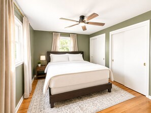 3 bedrooms, desk, iron/ironing board, travel crib