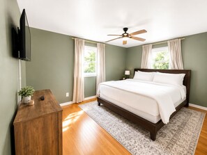 3 habitaciones, escritorio y tabla de planchar con plancha 