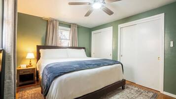 3 quartos, escrivaninha, ferros/tábuas de passar roupa, berço de viagem