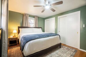 3 bedrooms, desk, iron/ironing board, travel crib