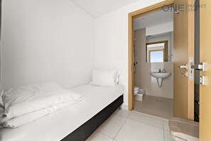 3 habitaciones, escritorio, tabla de planchar con plancha y wifi gratis