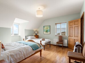 3 bedrooms, iron/ironing board, travel cot, free WiFi - Sky Road Lodge- Beautiful Views (Clifden)