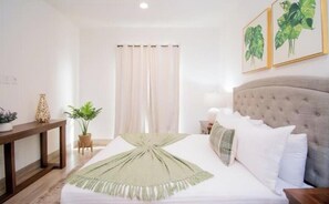 2 quartos, ferros/tábuas de passar roupa, roupa de cama