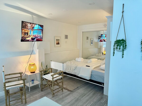 1 bedroom, WiFi, bed sheets - Charming studio in welcoming Manhattan Beach with WiFi (Manhattan Beach)