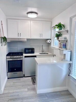 Private kitchen - Charming studio in welcoming Manhattan Beach with WiFi (Manhattan Beach)