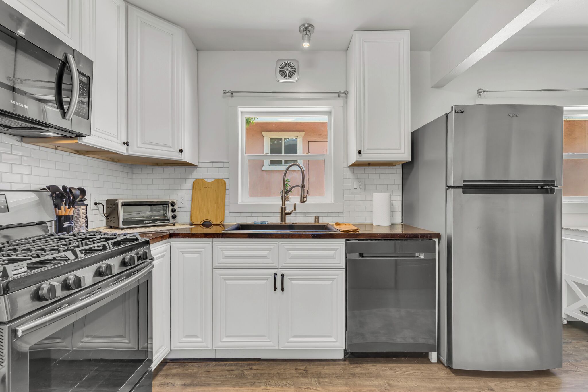 Kühlschrank, Mikrowelle, Ofen, Herdplatte