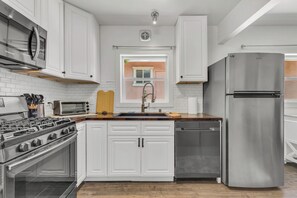 冷蔵庫、電子レンジ、オーブン、コンロ