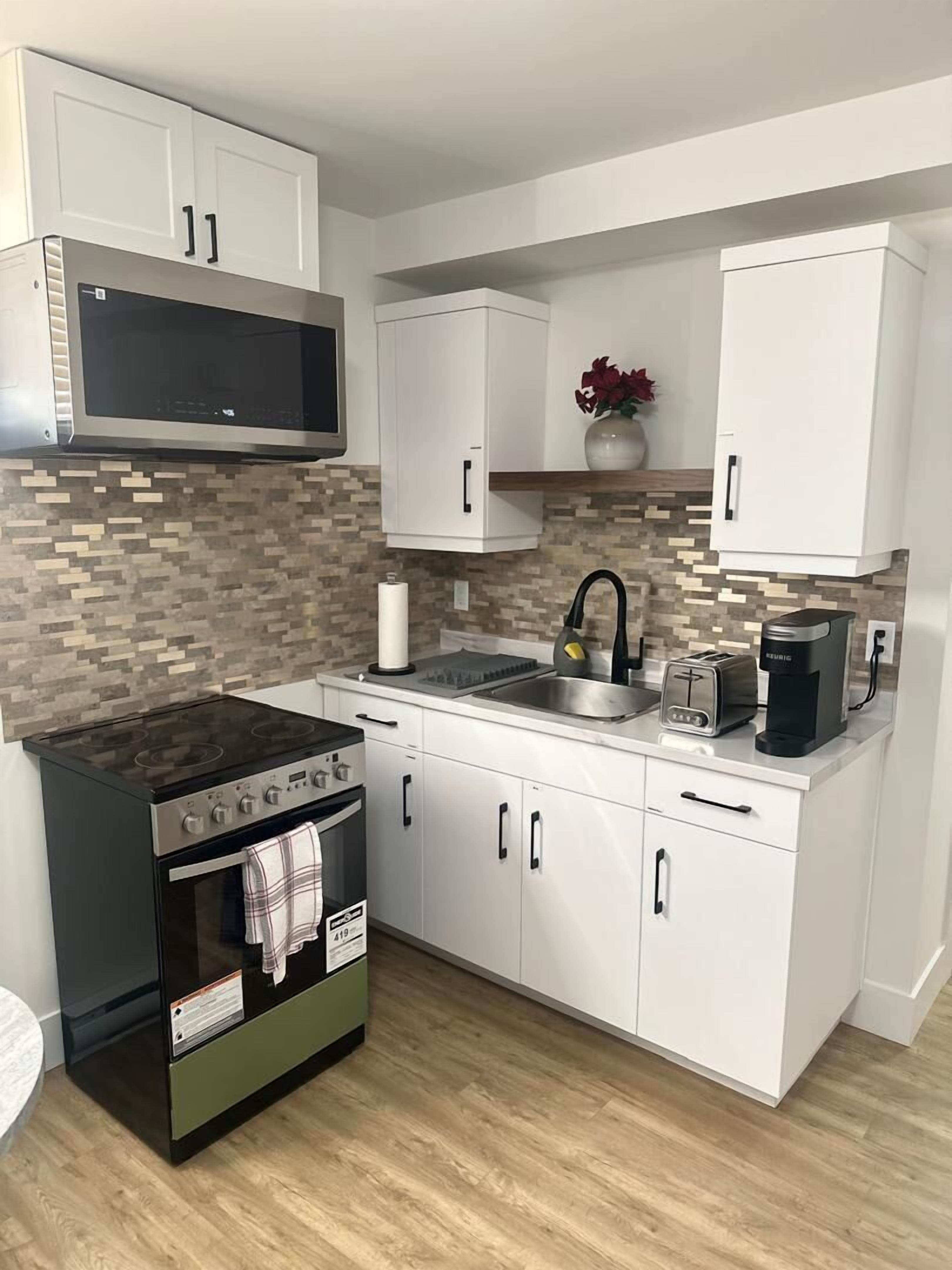 Frigorífico, microondas, placa de cocina y cafetera o tetera