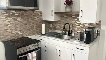 Frigorífico, microondas, placa de cocina y cafetera o tetera